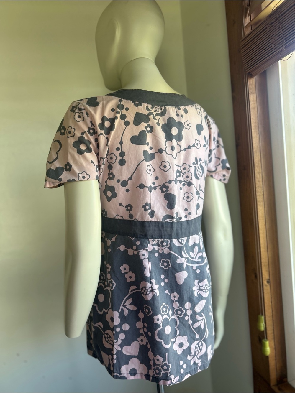 landau M Floral Empire Waist V-Neck Tunic Top in Pink and Gray scrub - Picture 5 of 7